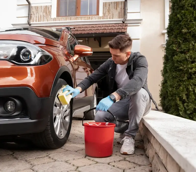 Lavage auto à domicile Brains-sur-les-Marches : professionnel intervenant sur un véhicule